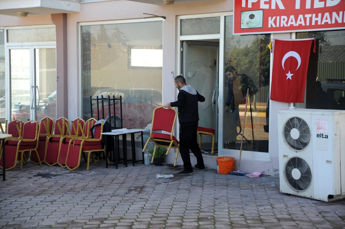 Antalya\'da bir kadın tahliye kararı çıkarılan iş yerindeki eşyalara zarar verdi