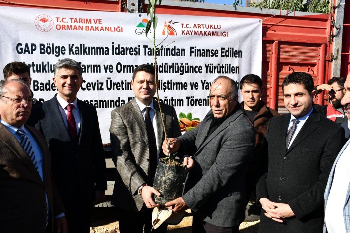 Artuklu\'da çiftçiye 46 bin fıstık, badem ve ceviz fidanı dağıtıldı