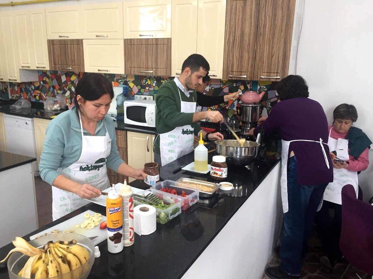 Aşçılık ve pastacılık atölyesinde waffle yapmayı öğrendiler