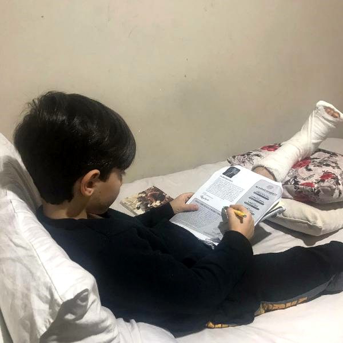Ayakkabısını bağlarken, ayağının üzerinden otomobil geçti
