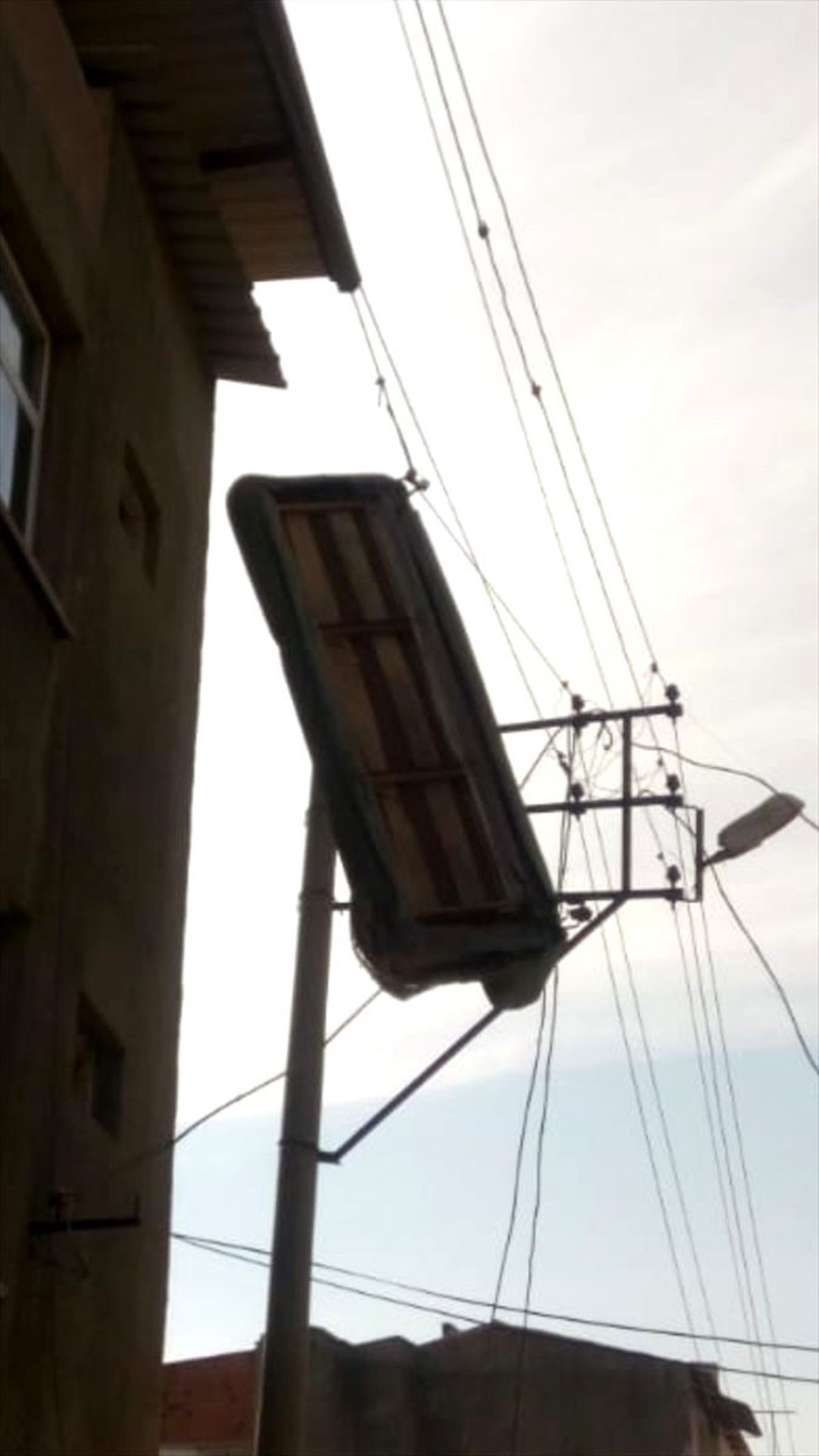 Aydın\'da çatı katından atılan üçlü koltuk, elektrik teline takıldı
