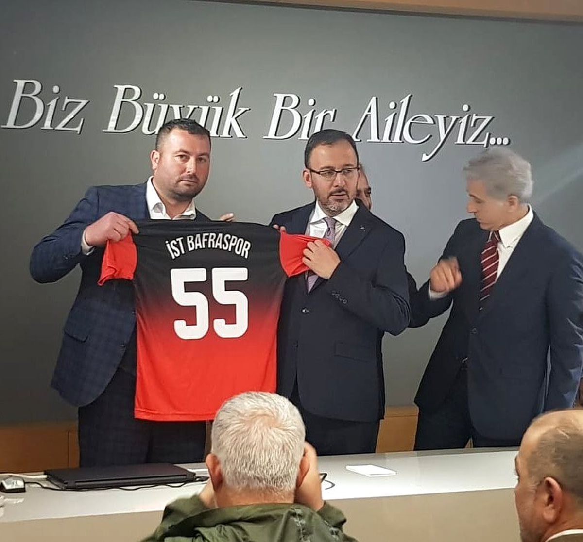 Bakan Kasapoğlu\'na, İstanbul Bafraspor forması hediye edildi