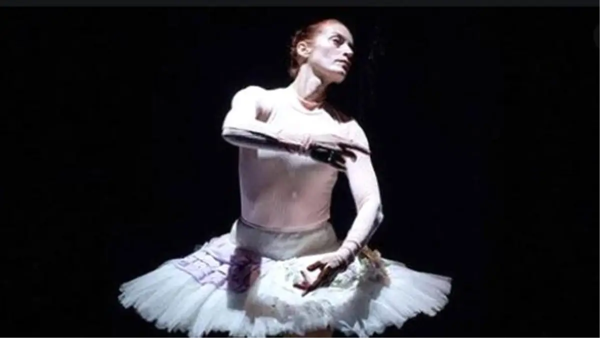 Balerin İlke Kodal tek kişilik gösterisiyle ayakta alkışlandı