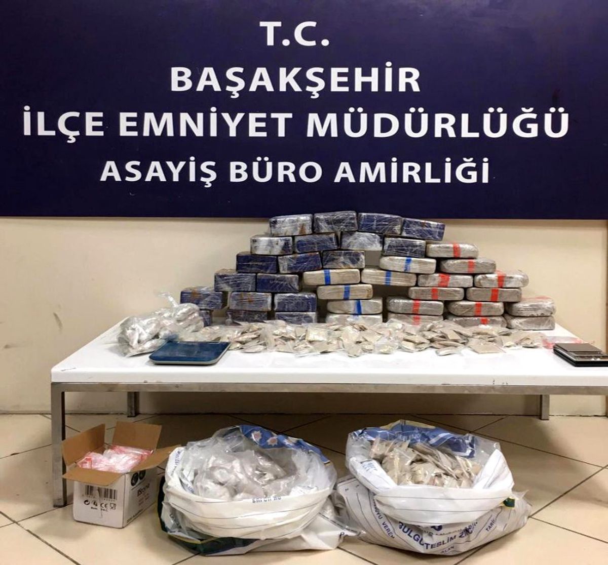 Başakşehir\'de uyuşturucu operasyonu: 4 gözaltı