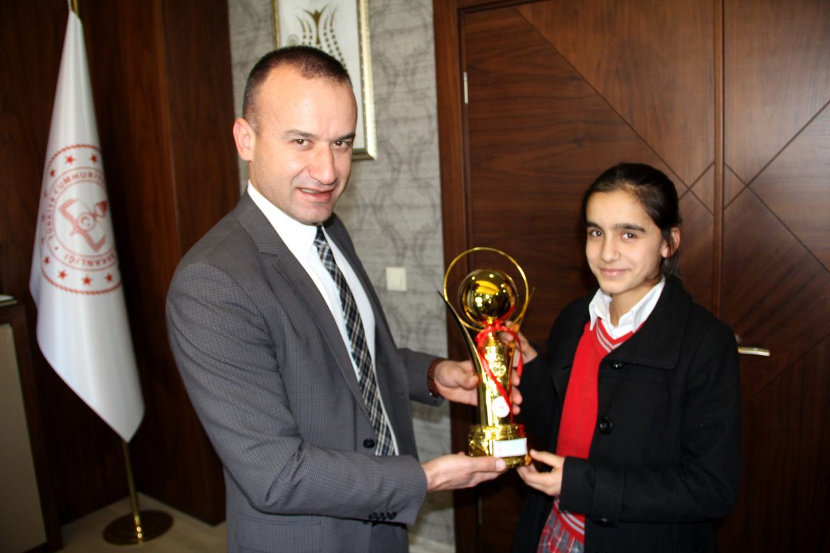 Başarılı sporculardan Milli Eğitim Müdürü Tekin\'e ziyaret