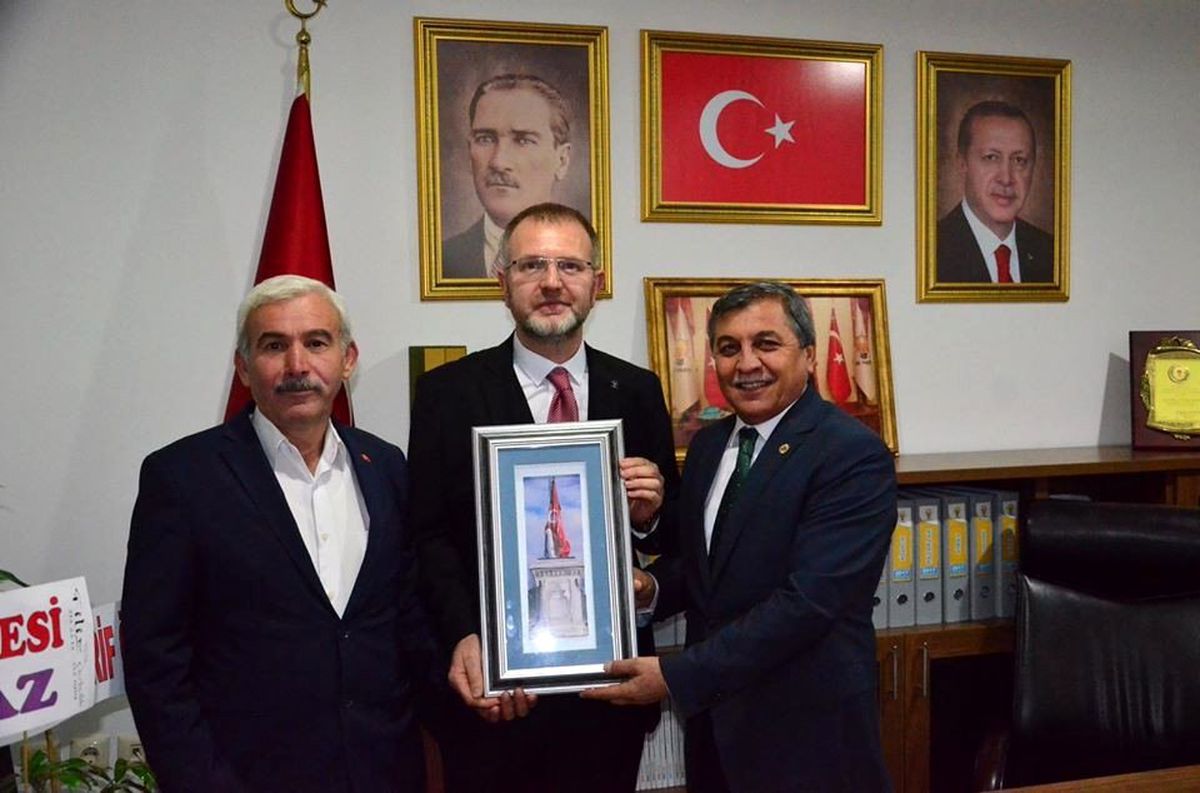Başkan Arif Teke, Ceyhun\'a Şehit Sancaktar Anıtı\'nın el yapımı tablosunu hediye etti