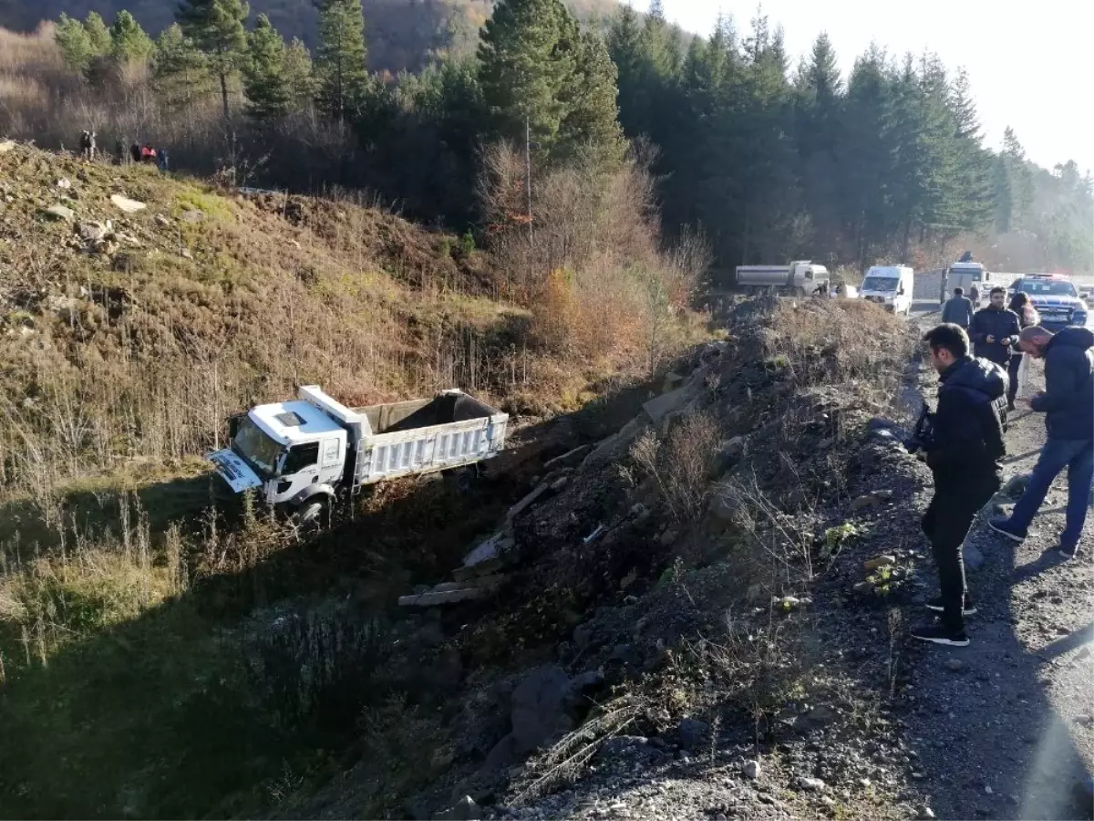 Belediyeye ait kamyon şarampole yuvarlandı: 1 yaralı