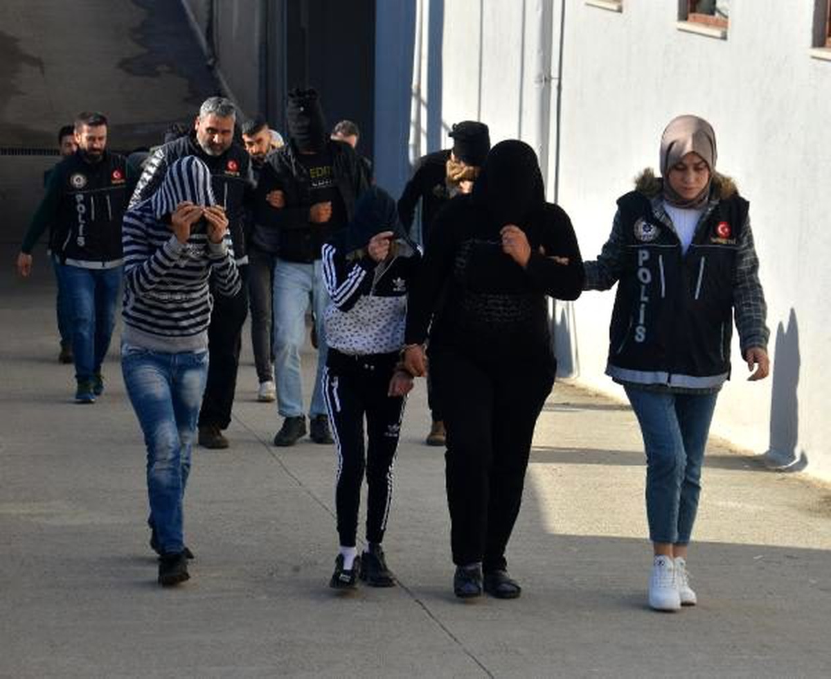 Bereyle yüzünü tamamen kapatan şüpheli, yürümekte zorlandı