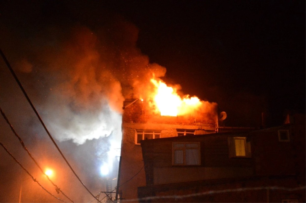 Beyoğlu\'nda iki binanın en üst katları alev alev yanarak kül oldu