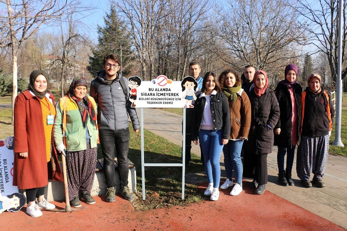 Bolu Belediyesi açık havada tütün kullanmaya karşı uyarıcı tabela astı
