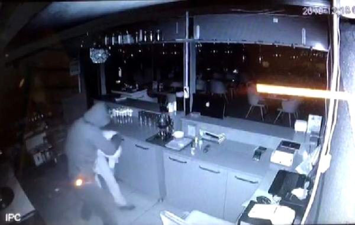 Çaldıkları kredi kartından 4 bin 500 lira çektiler