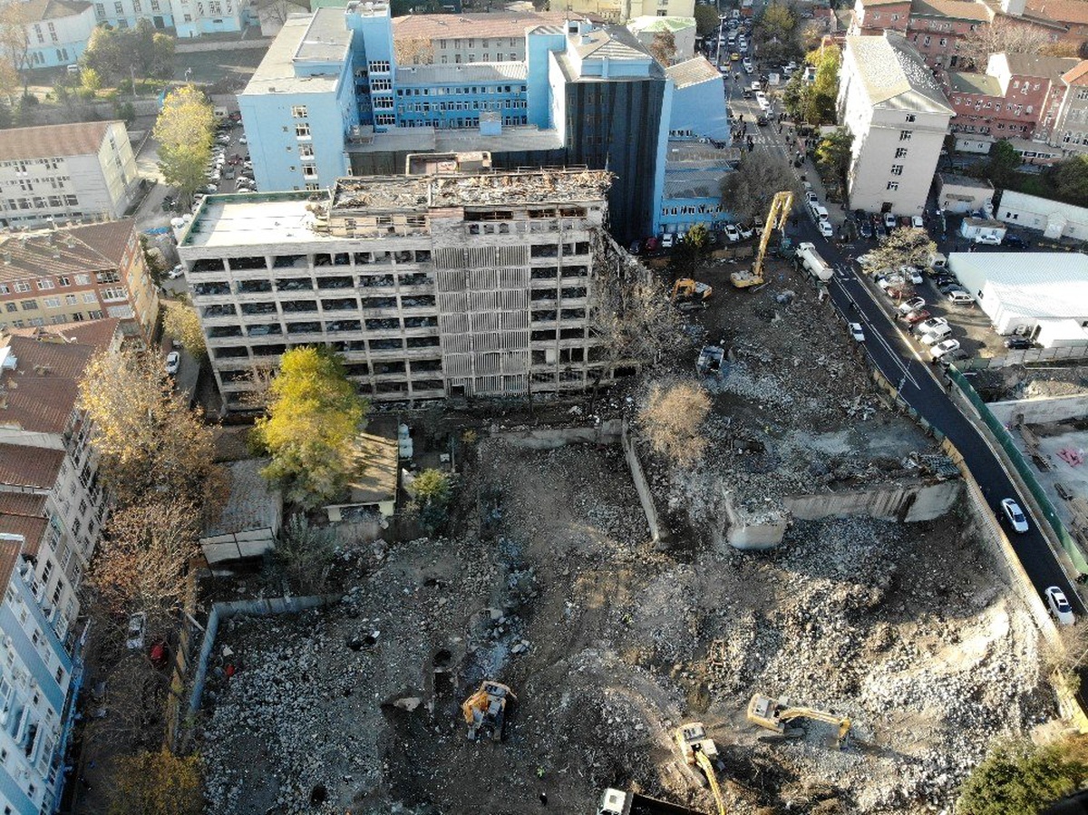 Çapa Diş Hekimliği Fakültesi\'nde yıkım çalışmaları devam ediyor