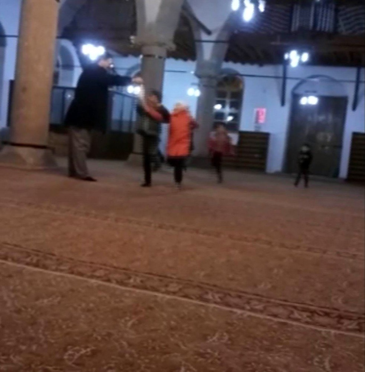 Çocuklar soğuk havada hem camiye alışıyor hemde oyun oynuyor