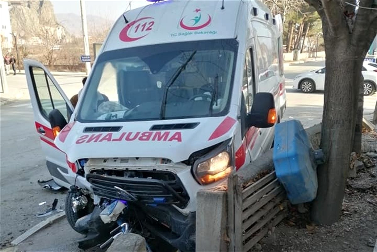 Çorum\'da ambulansla otomobilin çarpıştığı kazada 3 kişi yaralandı