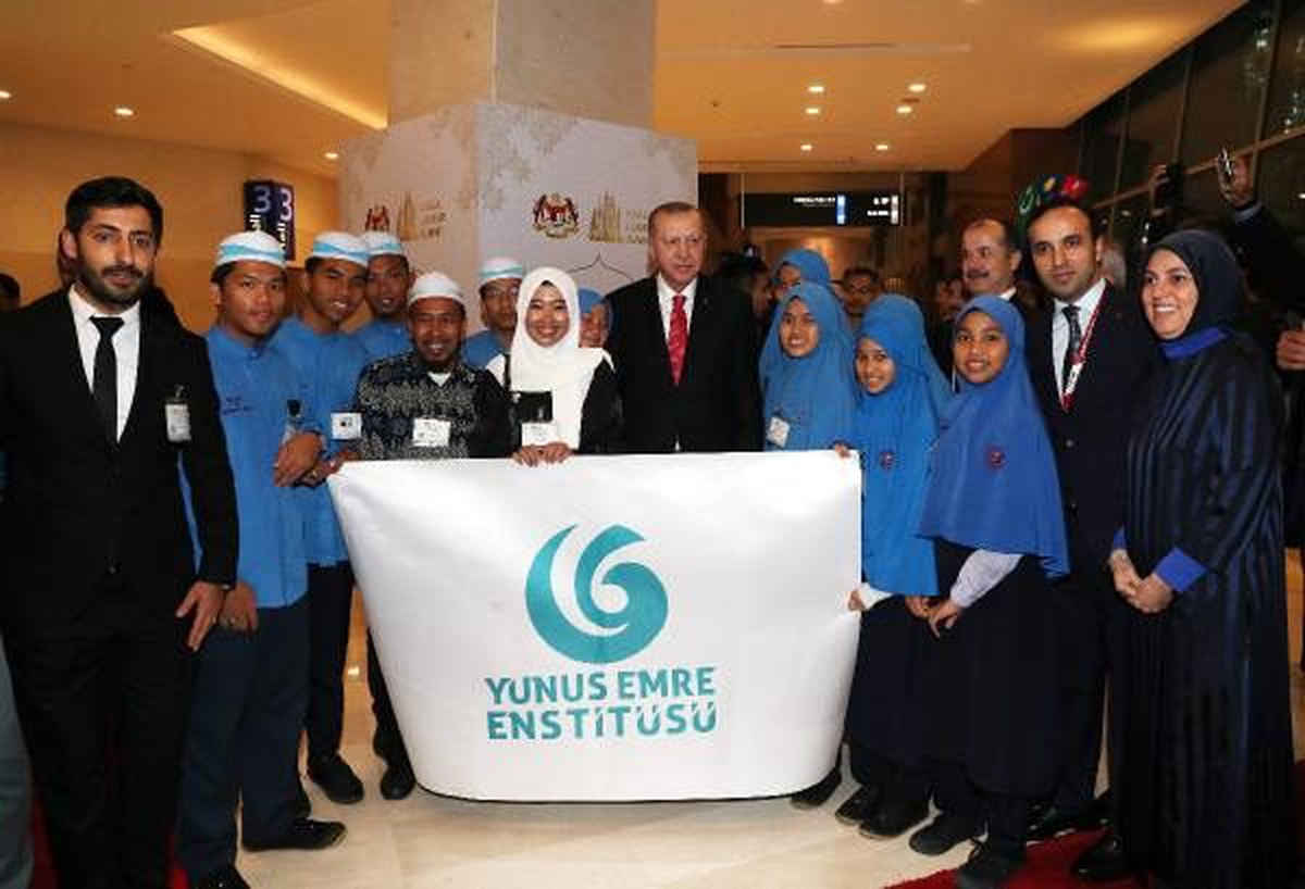 Cumhurbaşkanı Erdoğan, Yunus Emre Enstitüsü öğrencileri ile buluştu