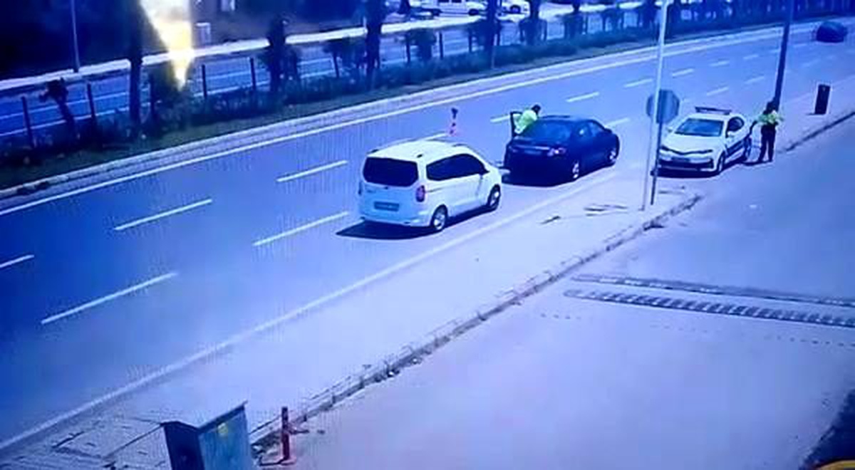 Direksiyon başında kalp krizi geçiren sürücüyü polis kurtardı
