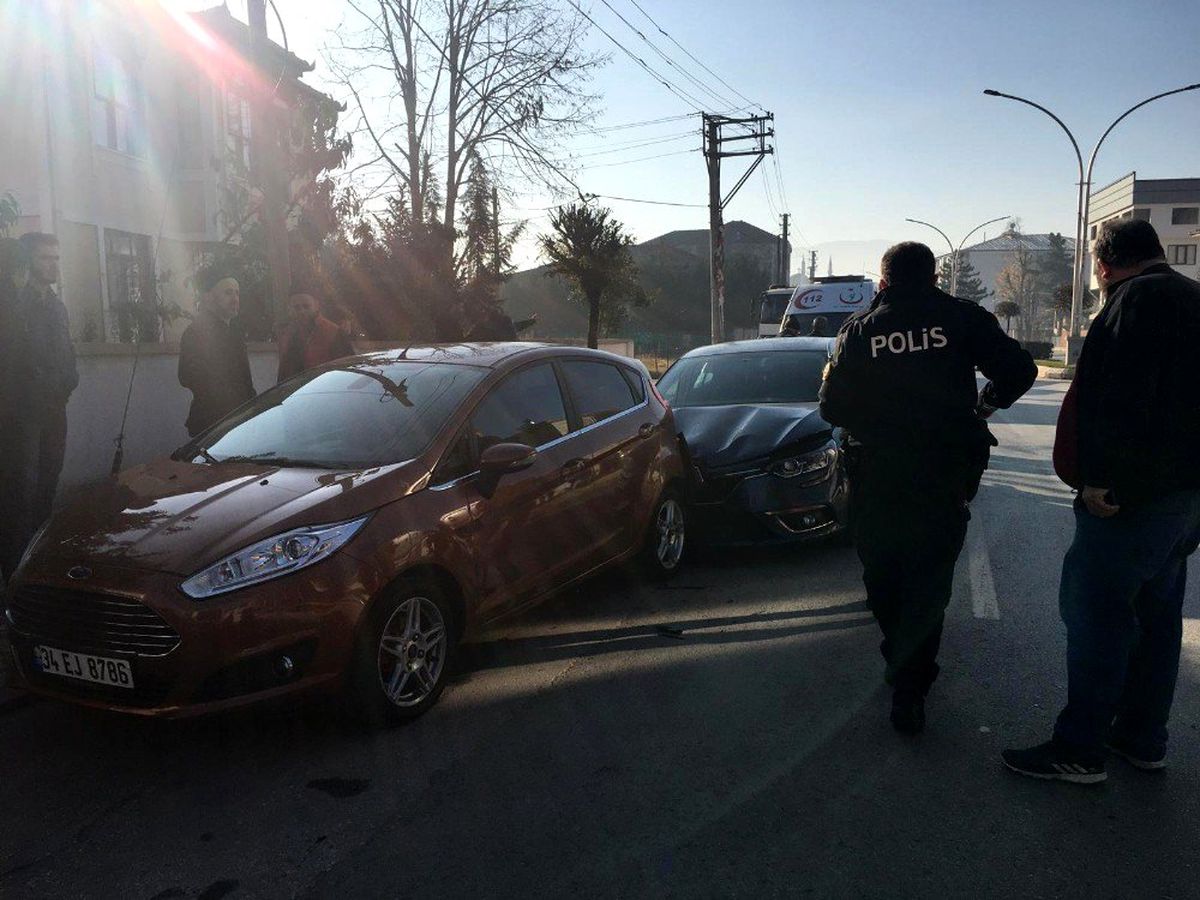 Direksiyon başında rahatsızlanan sürücü park halindeki araçlara çarptı: 1 yaralı