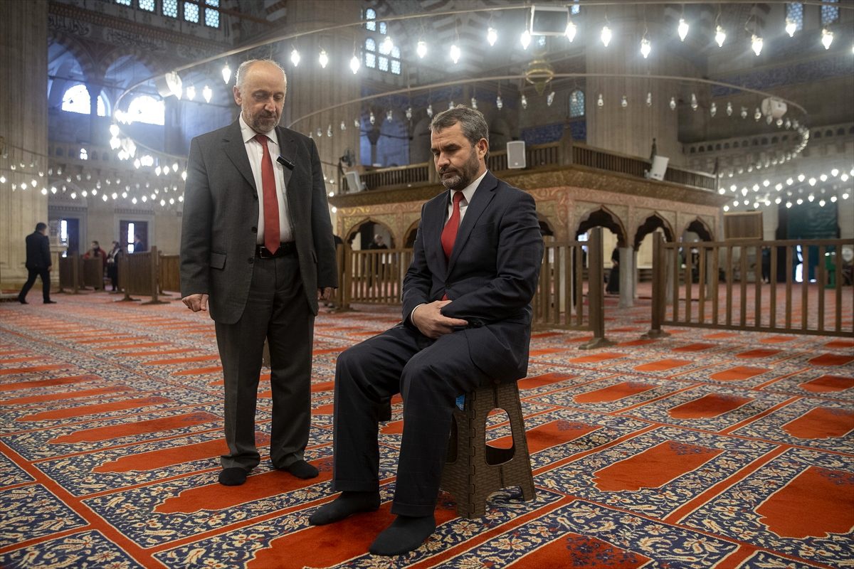 Diyanet\'in genelgesi sonrası Selimiye\'de katlanır tabureler kullanılmaya başlandı