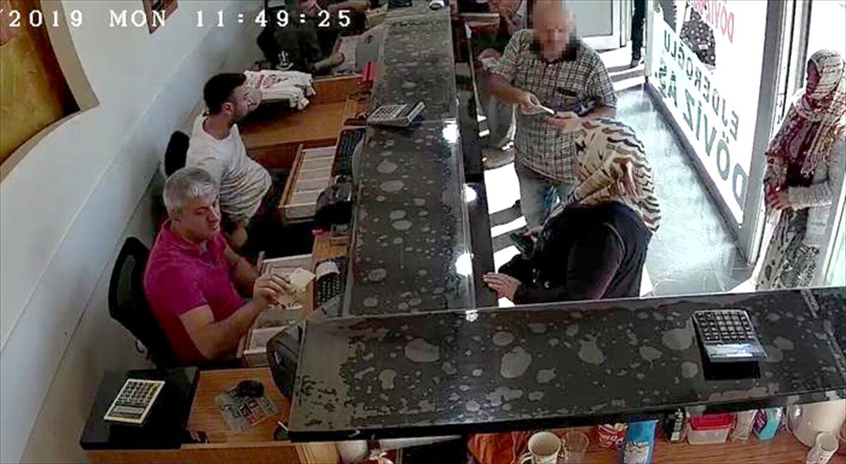 Döviz bürosu sahibi dalgınlıkla verdiği 20 bin lirayı güvenlik kamerasından tespit etti
