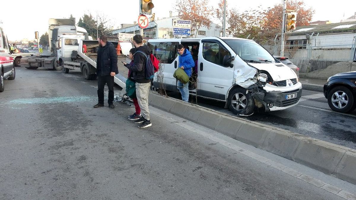 Engelli çocukları taşıyan servis minibüsü ile otomobil çarpıştı: 5 yaralı