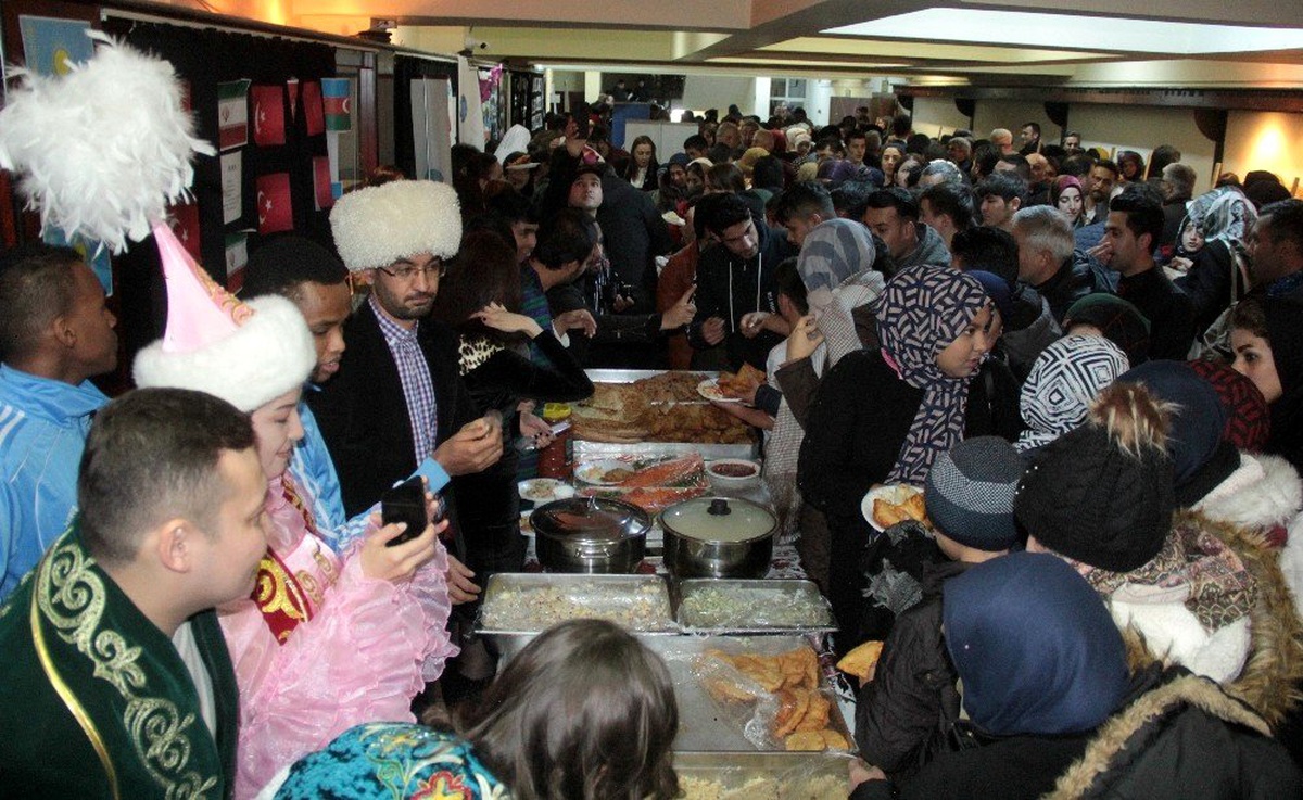 Erzincan\'da yaşayan göçmenler yöresel yemeklerini tanıttılar