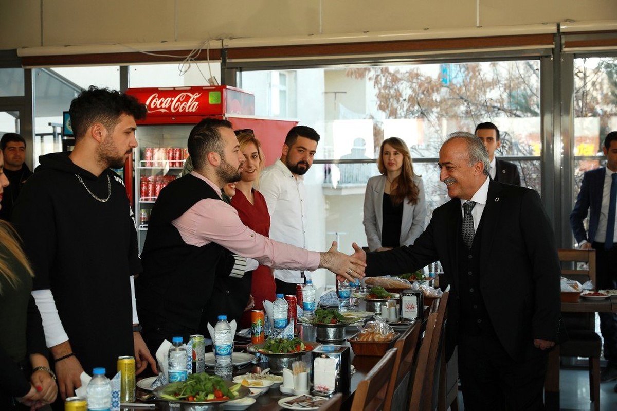 Erzurum Valisi Okay Memiş ve Rektör Çomaklı, öğrencilerle yemekte buluştu