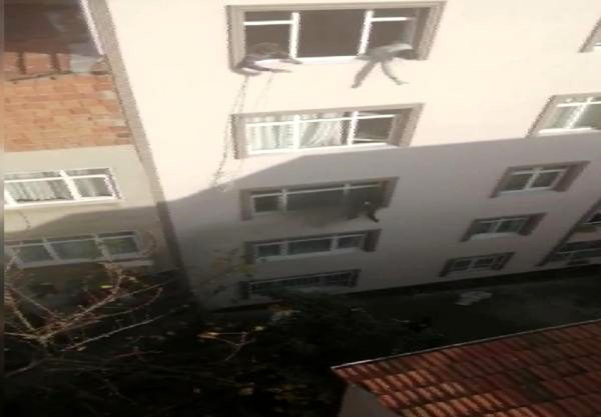 Gaziosmanpaşa\'da yangında mahsur kalan hamile kadın böyle kurtarıldı