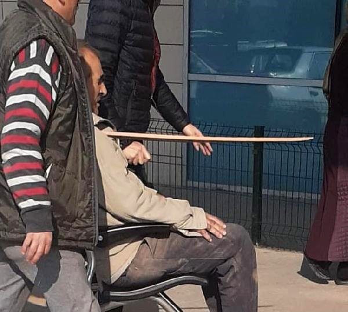 Göğsüne saplanan tahta parçasıyla hastaneye kaldırıldı