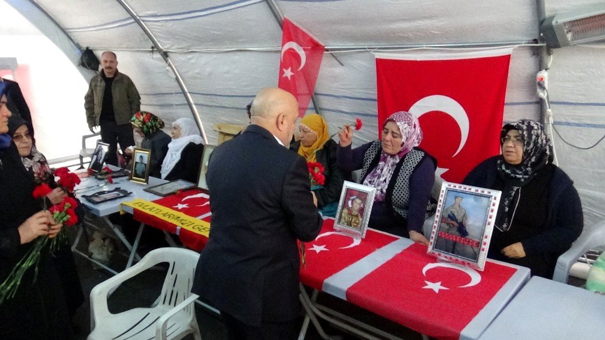 HAK-İŞ\'ten HDP önünde evlat nöbeti tutan ailelere destek ziyareti