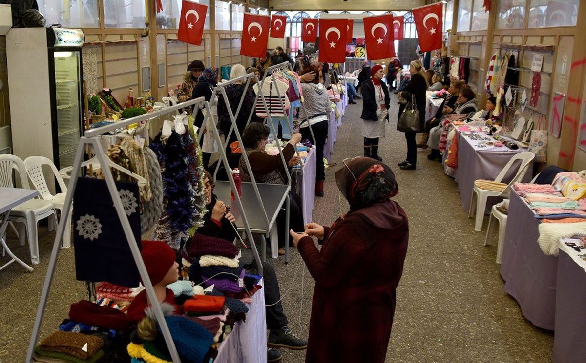 Hanımeli Sokak\'ta yılbaşı yoğunluğu