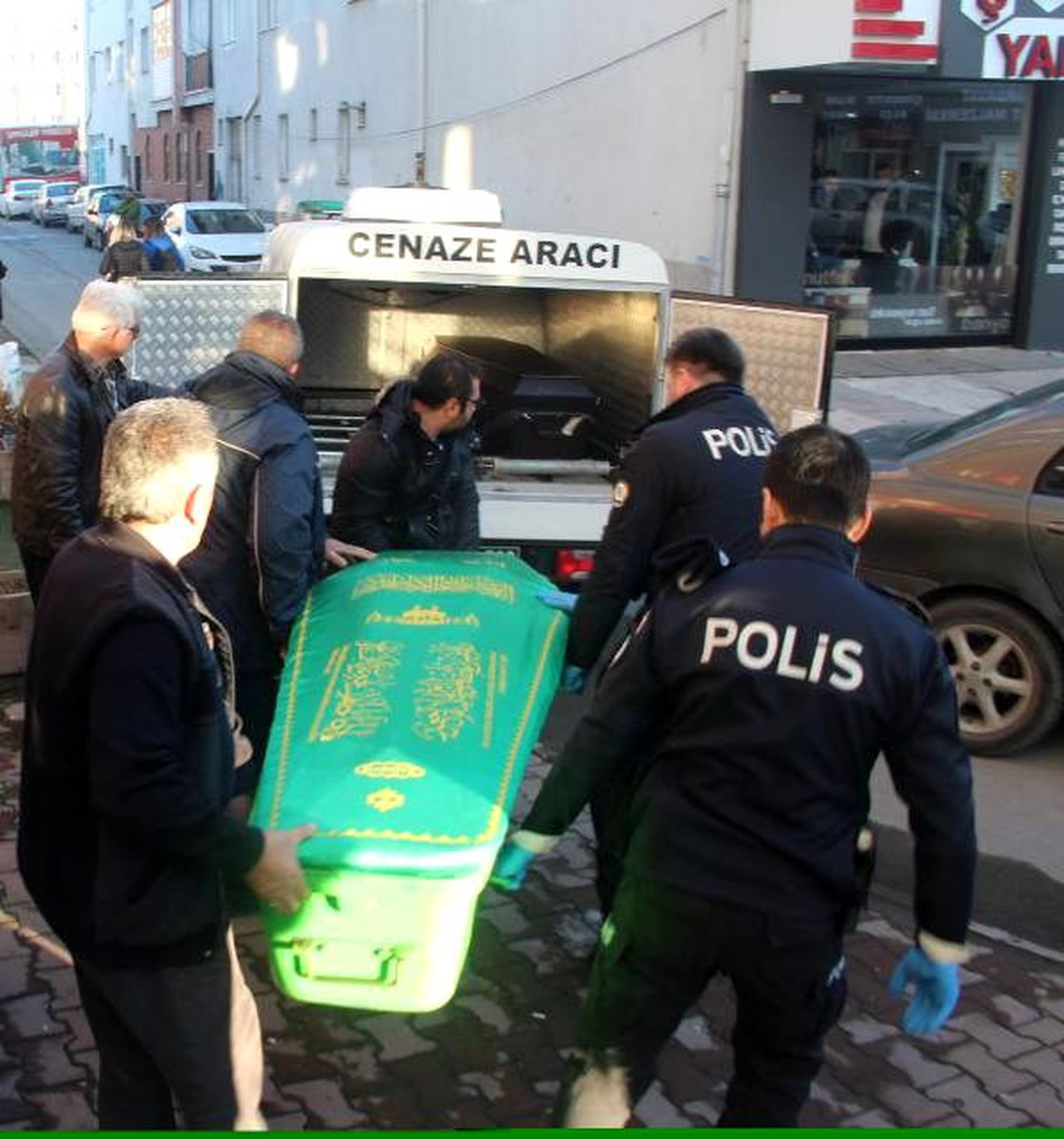 İnşaat işçisi evinde kendisini iple tavana astı