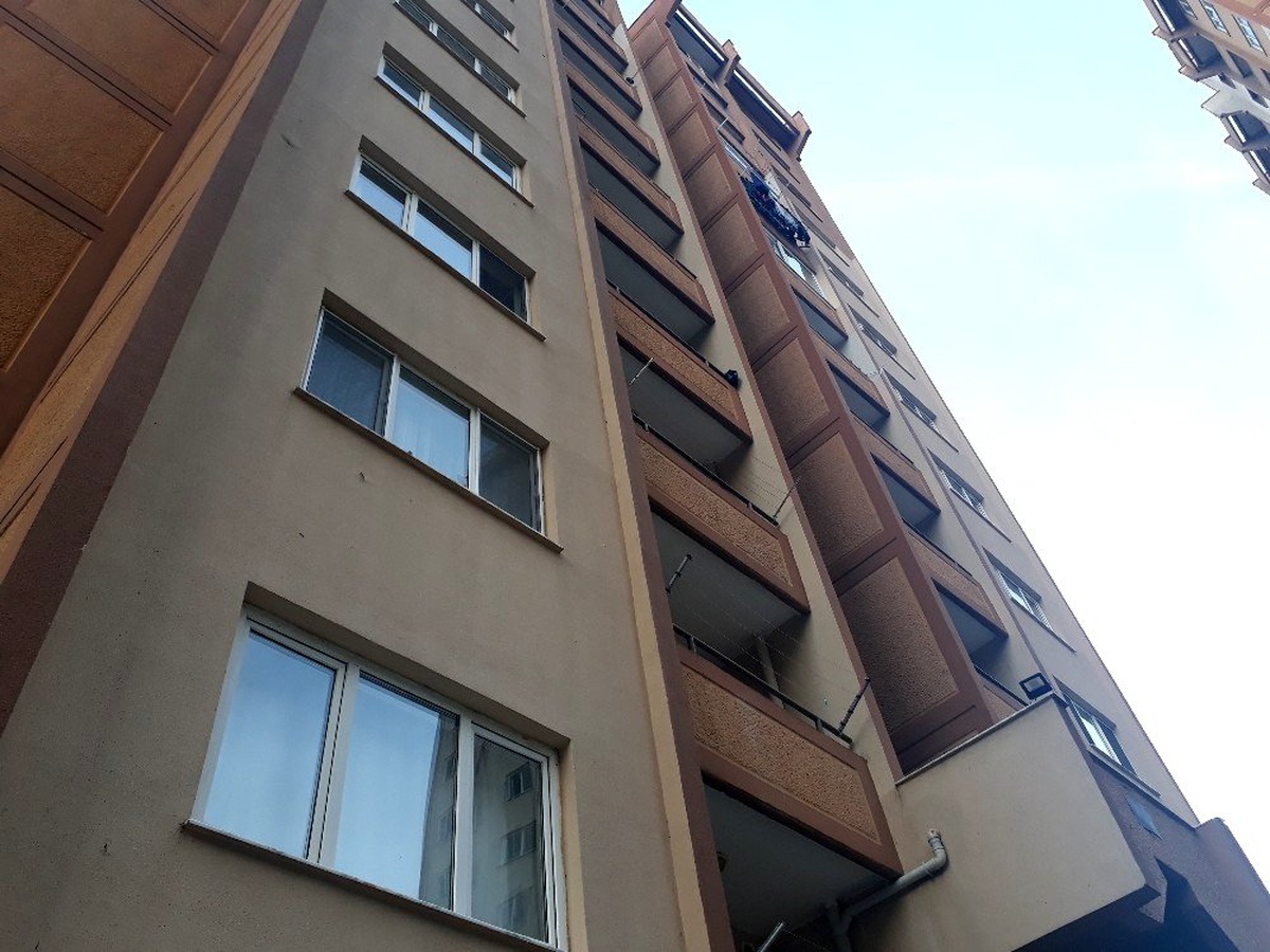 İzmir\'de 4. kattan beton zemine düşen 2 yaşındaki minik Helin öldü