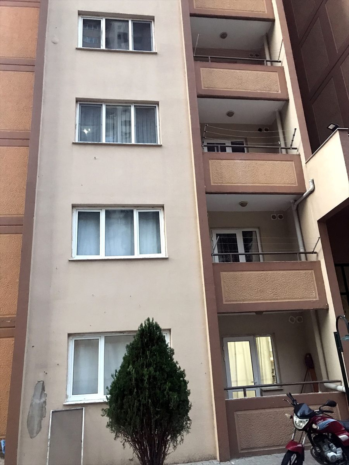 İzmir\'de 4. kattan düşen bebek yaşamını yitirdi