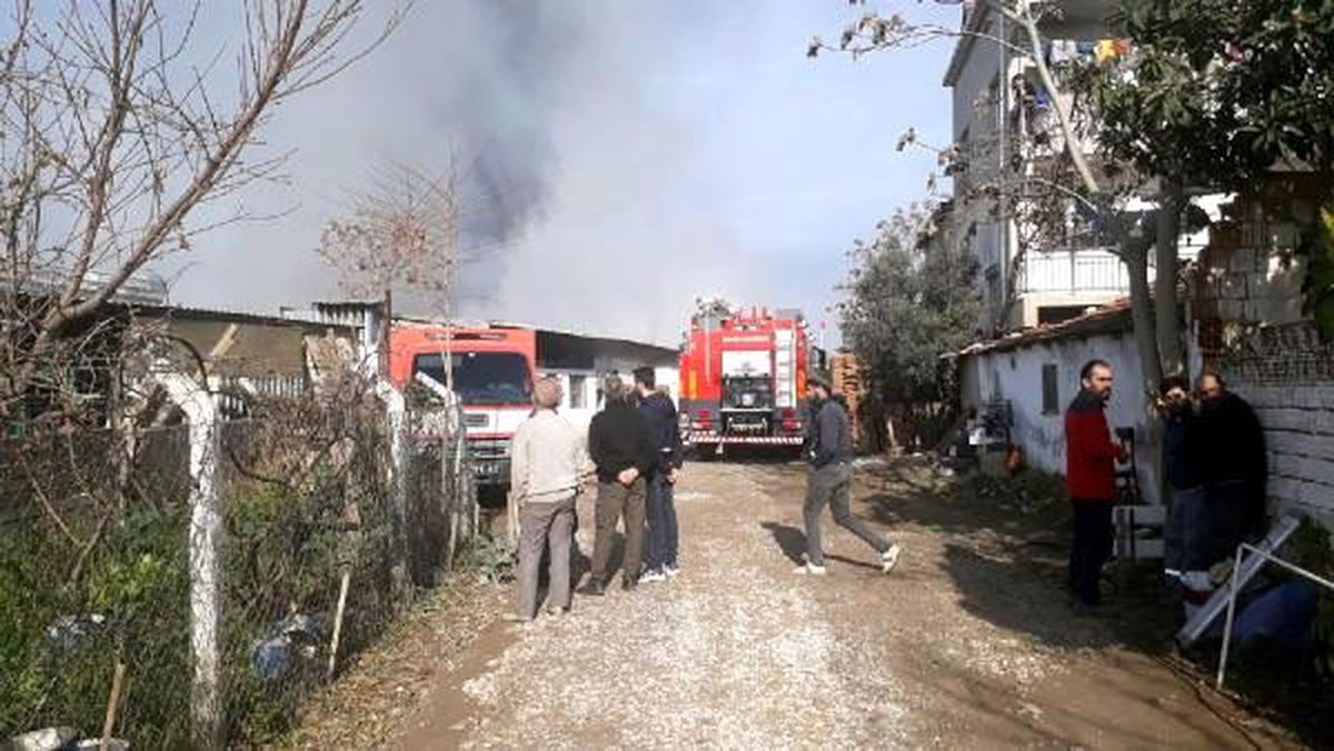 İzmir\'de mobilya fabrikasında yangın (1)