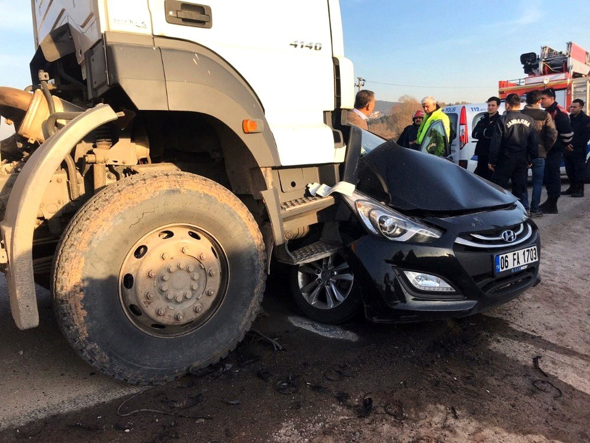 Kamyon ile otomobil çarpıştı: 1 yaralı