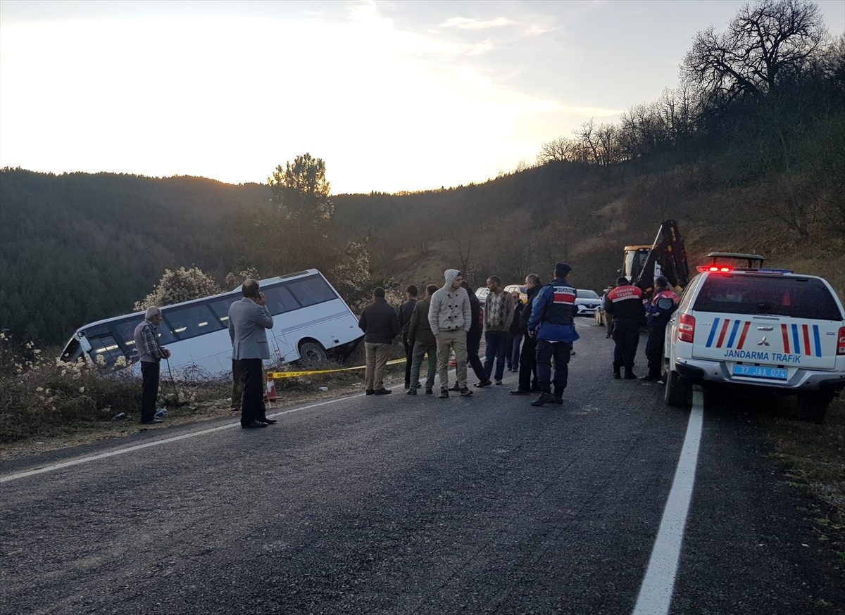 Kastamonu\'da yolcunun sürücünün üzerine düşmesi sonucu otobüs devrildi