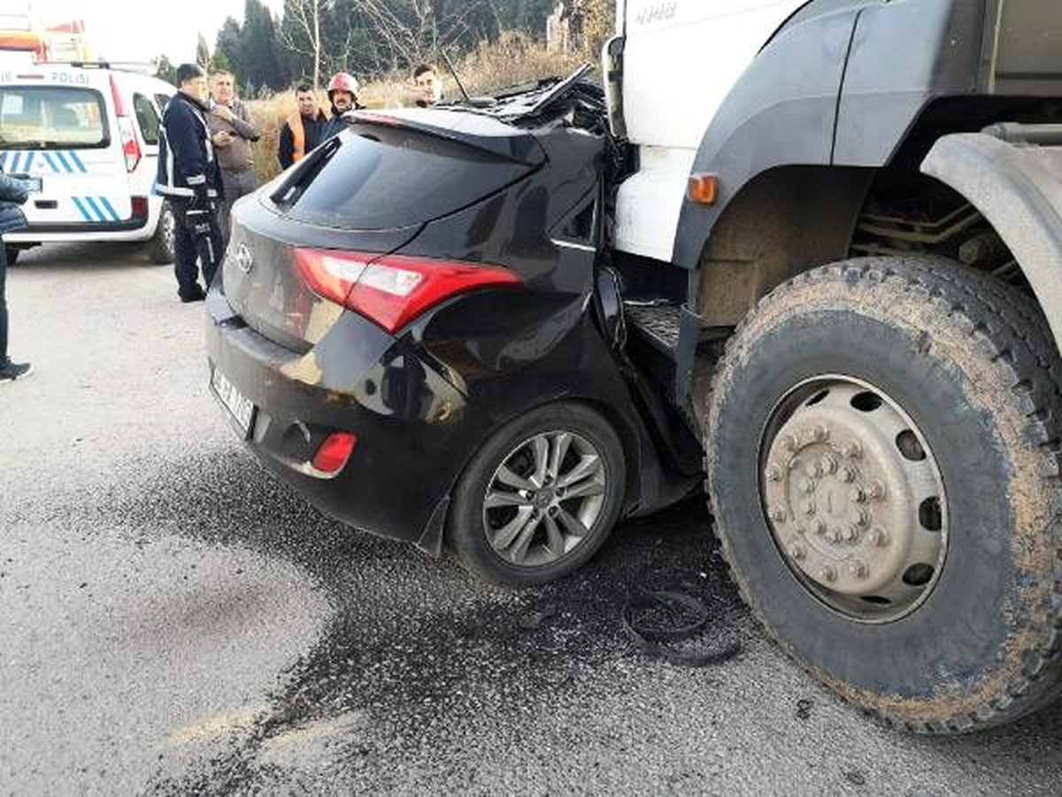 Kavşakta otomobil ile hafriyat kamyonu çarpıştı