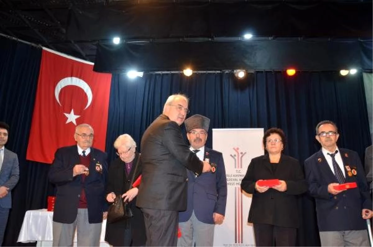 Kıbrıs Barış Harekatı gazilerine düzenlenen törenle madalyaları verildi
