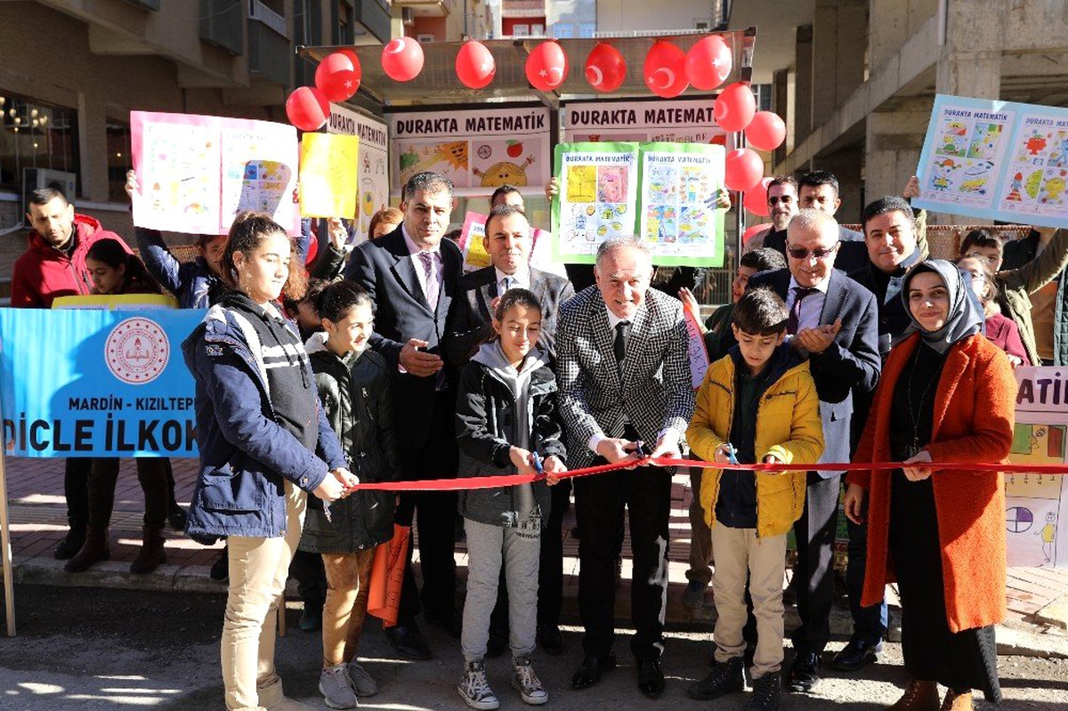 Kızıltepe\'de otobüs duraklarına matematiği sevdirecek afişler asıldı