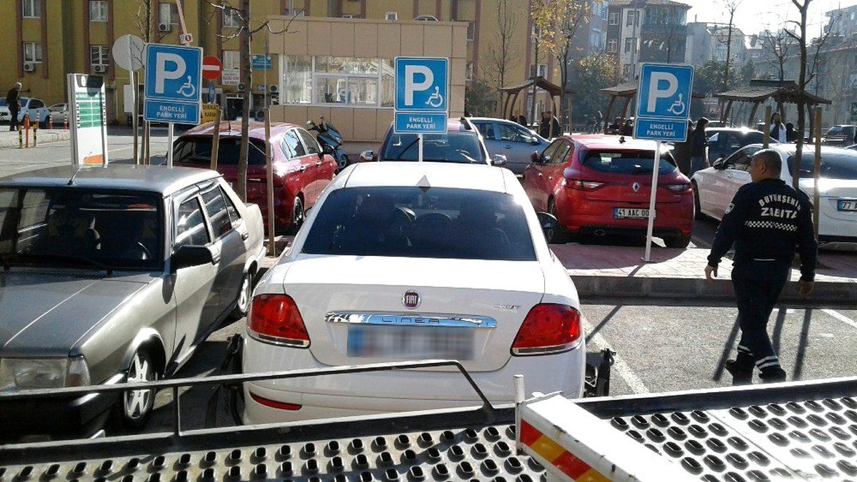 Kocaeli\'de bin 200 sürücüye engelli yerine park cezası kesildi