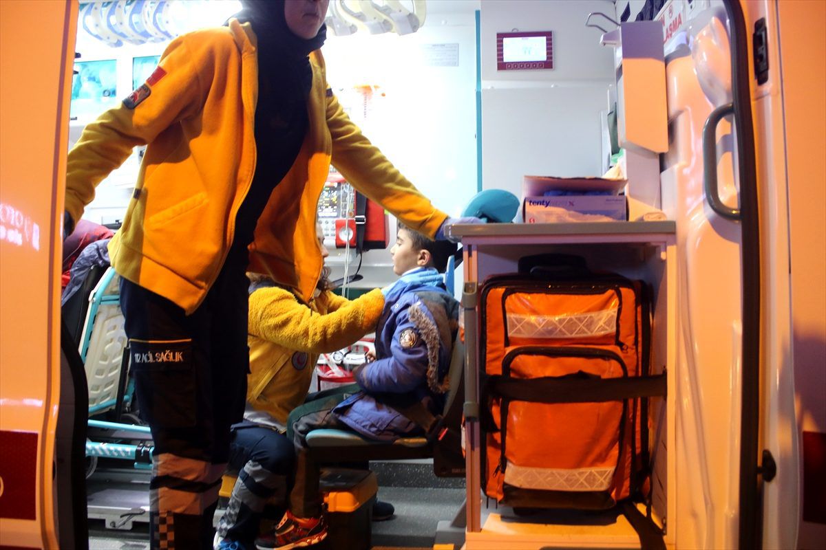 Kocaeli\'de otomobille hafif ticari araç çarpıştı: 3 yaralı