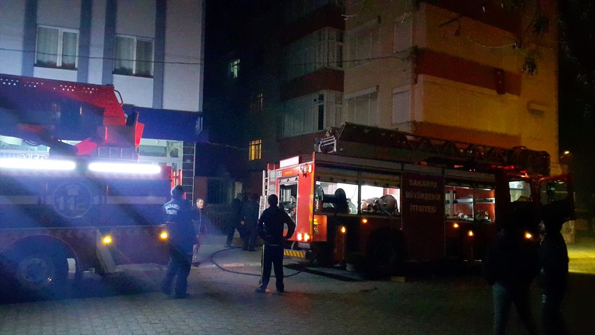 Komşuda çıkan yangından etkilenen 4 kişi hastaneye kaldırıldı