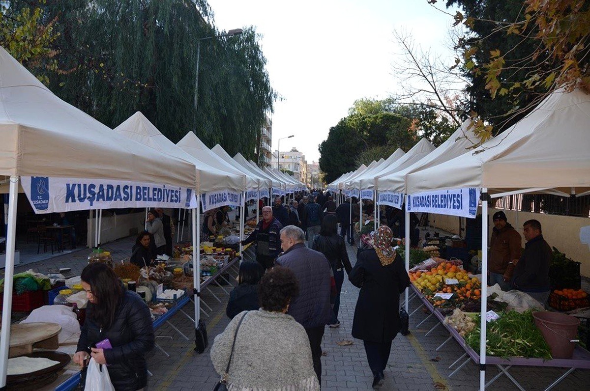 Kuşadası\'da \'Yöresel ve İyi Tarım ürünleri Sokağı\' faaliyete girdi