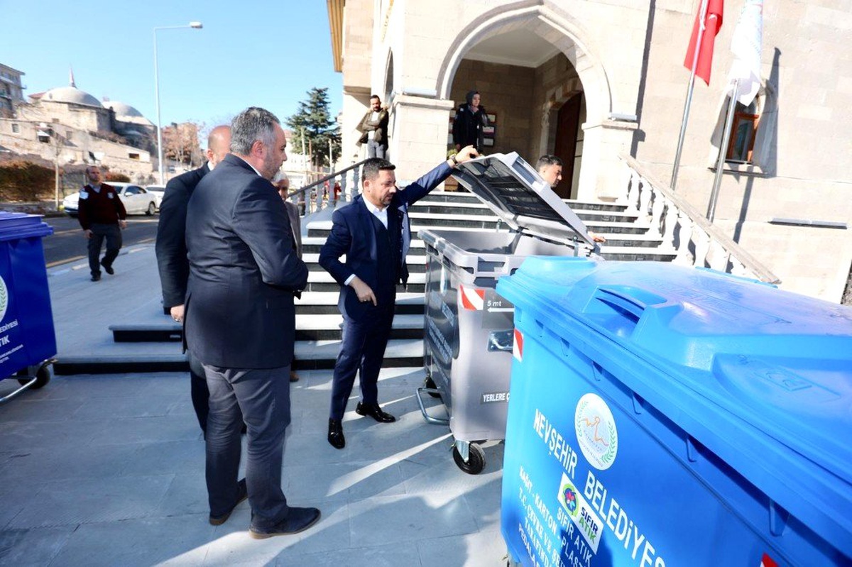 Mahallelere yeni geri dönüşüm ve evsel atık kutuları yerleştirilecek
