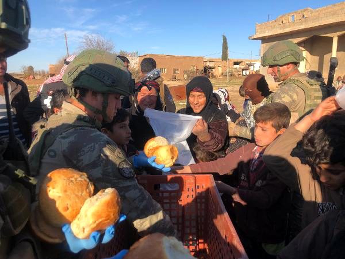 Mehmetçik, Suriyelilere ekmek dağıtımını sürdürüyor
