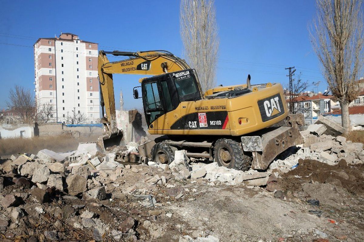Melikgazi, metruk binalardan temizleniyor