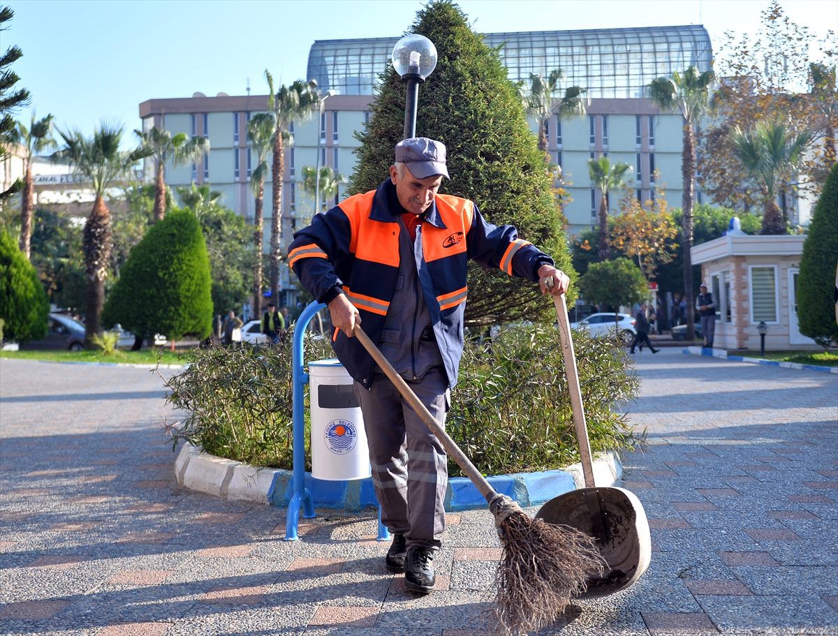 Mersin\'de sokağı halay çekerek temizleyen işçiye bir maaş ikramiye verildi