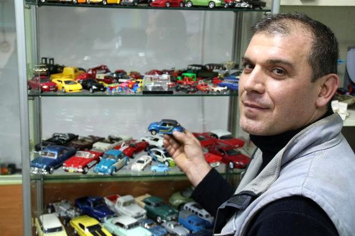 Model araba sevgisi oto tamircisi yaptı