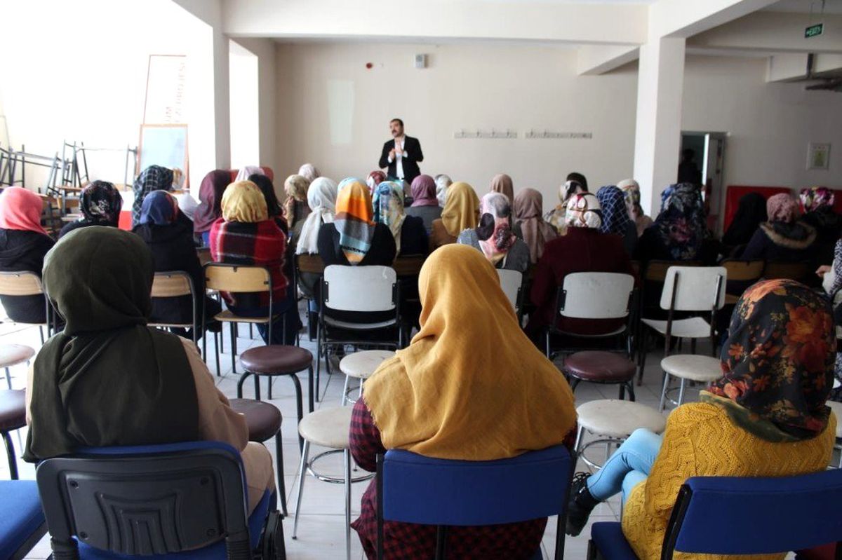Muradiye\'de \'Kadına Yönelik Şiddetle Mücadele Eğitimi\' semineri