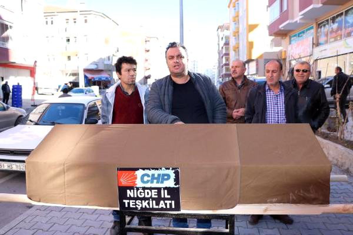 Niğde\'de CHP yönetimine tabutlu protesto